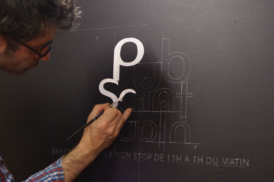 enseigne peinte à la main sur bois massif