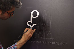 enseigne peinte à la main sur bois massif