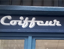 enseigne peinte à la main sur bois massif