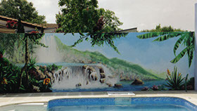 fresque mur peint représentant chute d'eau et végétation tropicale au bord d'une piscine